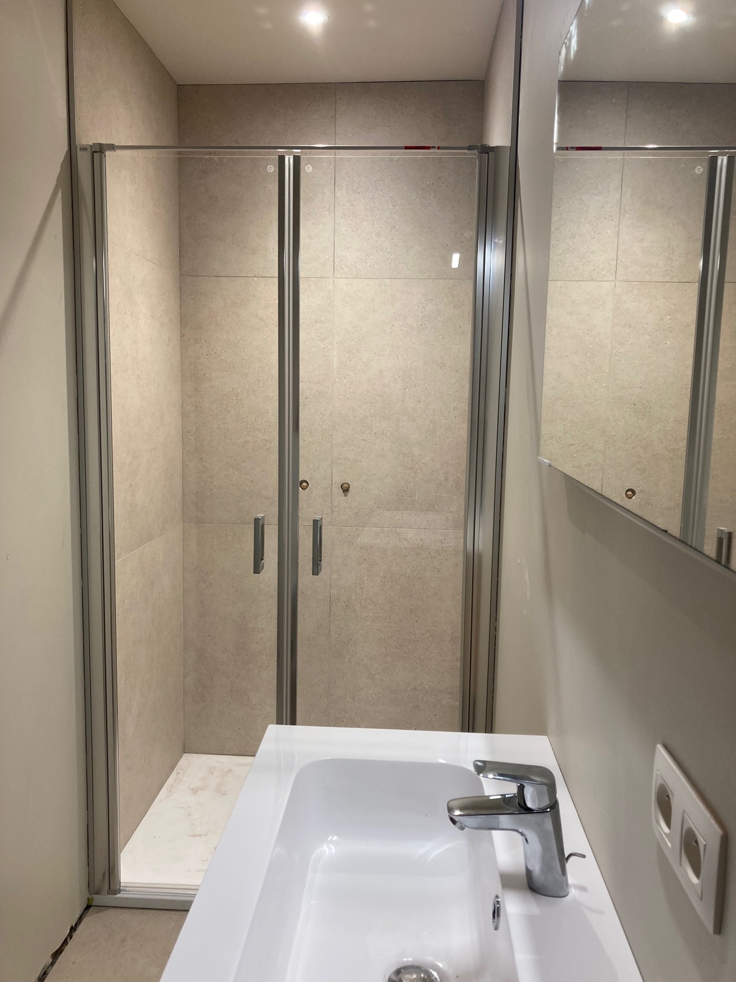 Vakantiewoning Poperinge Slaapkamer 5 badkamer douche lavabo